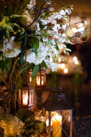 Цветы и декоративные фонари со свечами