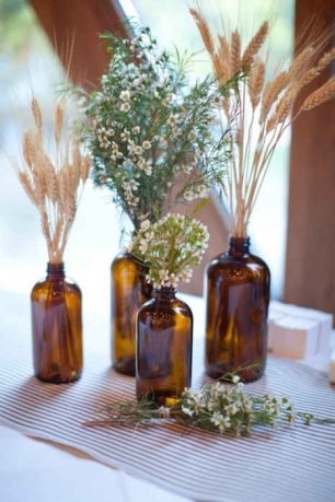 Оформление свадебного стола: полевые цветы в бутылочках